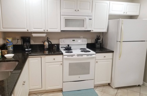 Bay Towne East Villa | Charming Safety Harbor Villa - Walk to downtown and Philippe Park- Pet friendly
