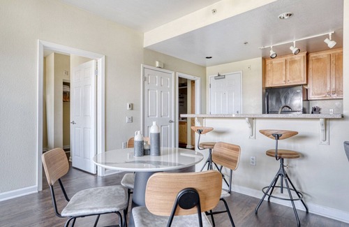 San Bruno Apartment | Charming San Bruno 2BR w/ Pool, W/D, Gym, walk to YouTube, by Blueground
