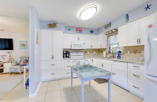 Gulf Gate Estates House | Charming Sarasota Home w/Deck, 3 Mi to Beaches!