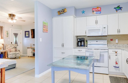 Gulf Gate Estates House | Charming Sarasota Home w/Deck, 3 Mi to Beaches!