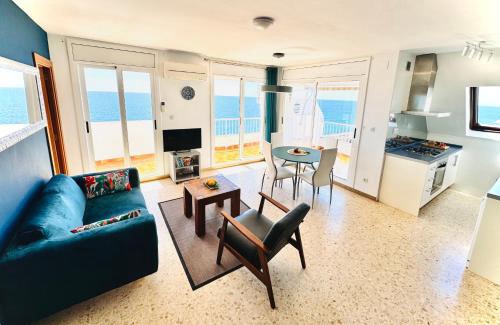 Costa Dorada Apartment | Charming Sea Front 3 Bedroom Apartment - incredible views!