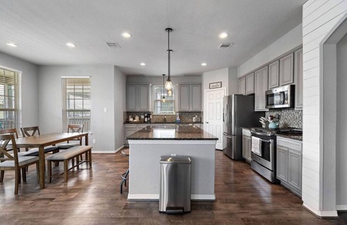 El Lago House | Charming Seabrook Retreat, Close to the Bay