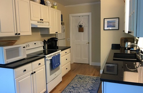 Surry Cottage | Charming seaside cottage with private tennis court