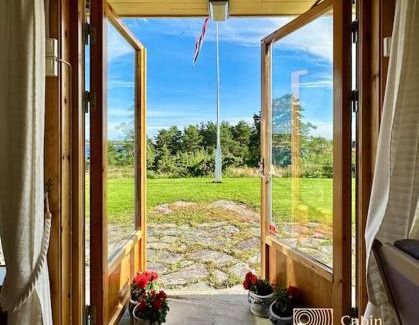 Gressvik House | Charming seaside cottage with jetty near Hankø