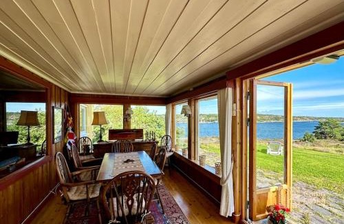 Gressvik House | Charming seaside cottage with jetty near Hankø
