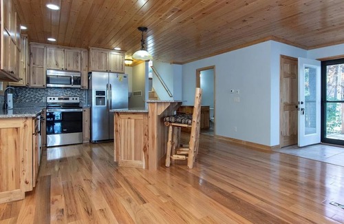 Motley Cabin | Charming Shamineau Lake Cabin
