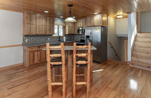 Motley Cabin | Charming Shamineau Lake Cabin