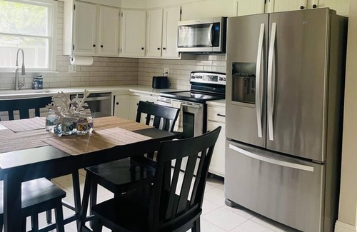 Franconia House | Charming Single-Family, 5 beds, 2 bath, Kingstowne