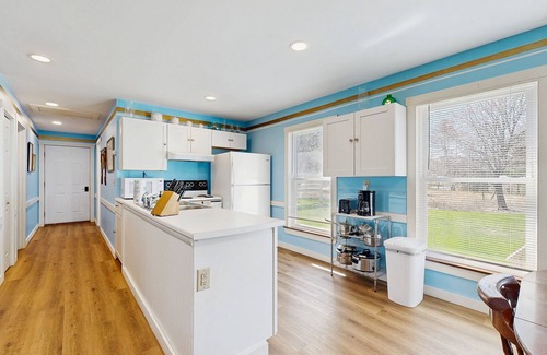 Boothbay Harbor House | Charming, single-level getaway with a full kitchen, fast WiFi, & grassy yard