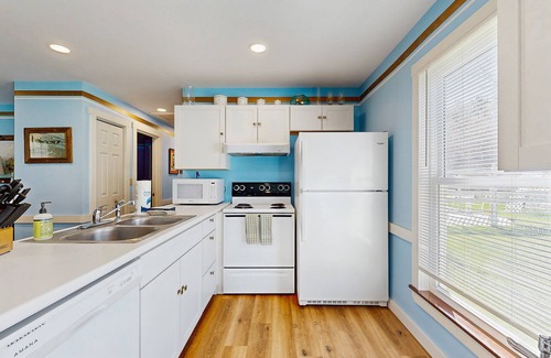 Boothbay Harbor House | Charming, single-level getaway with a full kitchen, fast WiFi, & grassy yard