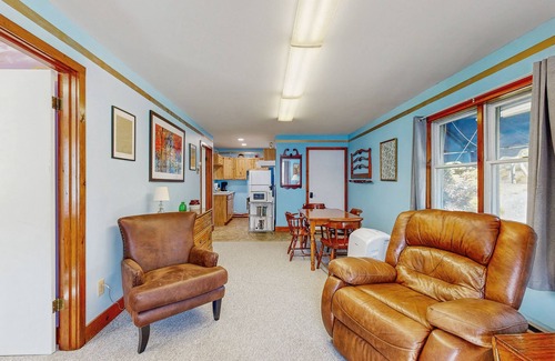 Boothbay Harbor House | Charming, single-level getaway with a full kitchen, fast WiFi, & grassy yard