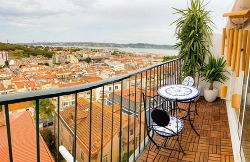 Falca Apartment | Charming Single or Twin Room with Balcony and sublime View of the Tagus