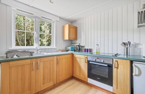 New Forest District House | Charming single-storey hideaway with garden access
