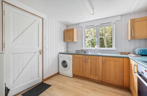 New Forest District House | Charming single-storey hideaway with garden access