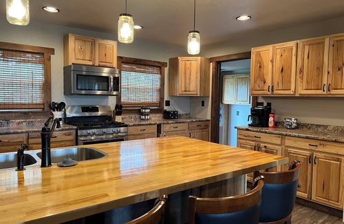 Caputa House | Charming Small-Town Getaway in New Underwood