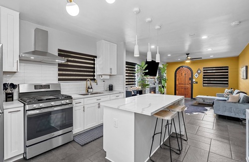 National City House | Charming Smart 2-bedroom house with Hottub, WiFi & EV Charger in sunny San Diego