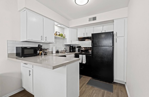 Royal Oak Apartment | Charming & Spacious 1BR Upper Flat in Royal Oak