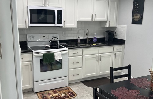 Port Richey Apartment | Charming & Spacious 2 beds/1 bath, Free Parking in Port Richey