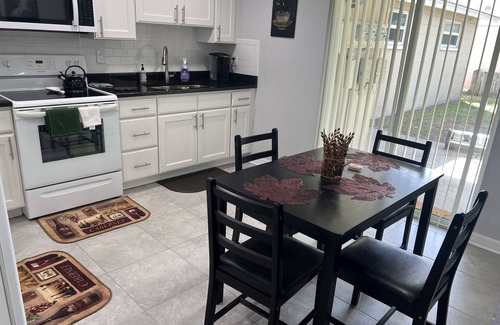 Port Richey Apartment | Charming & Spacious 2 beds/1 bath, Free Parking in Port Richey