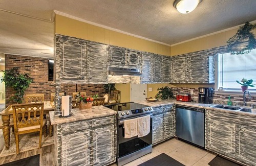 Waycross House | Charming/ spacious 2536 Tebeau St Getaway; 1.2 miles down town