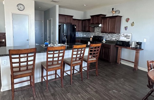 Kyle House | Charming Spacious 4-bedroom house 20 mins from Airport