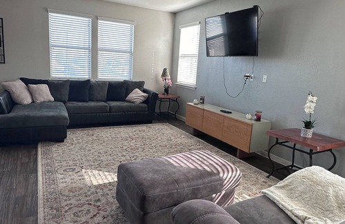 Kyle House | Charming Spacious 4-bedroom house 20 mins from Airport