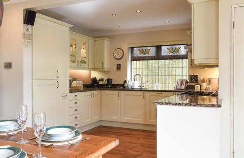 Clanfield Apartment | Charming & Spacious Family Retreat with South-Facing Garden