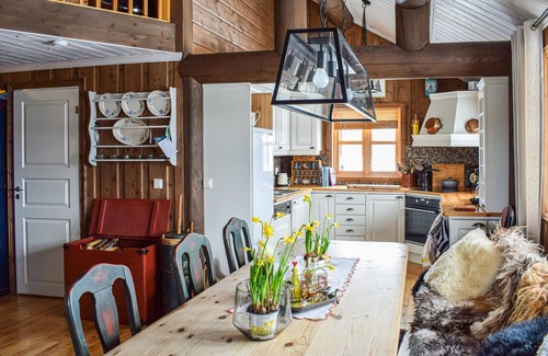 Etnedal House | Charming, spacious log cottage with sauna, fireplace and mountain view.