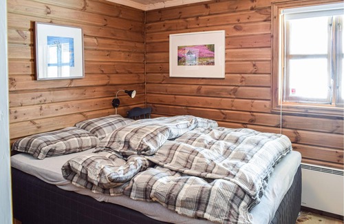 Etnedal House | Charming, spacious log cottage with sauna, fireplace and mountain view.