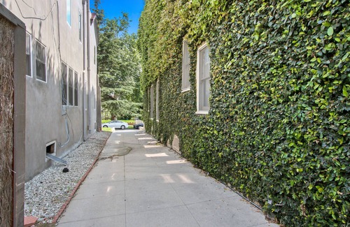 Larchmont Apartment | Charming, spacious suite with hardwood floors, steps to Larchmont Village!