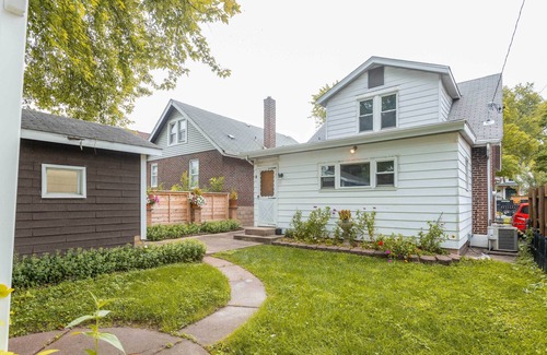 Lindenwood Park Cottage | Charming St Louis Home: 8 Mi to Downtown!