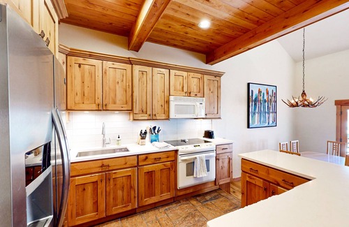 Steamboat Springs Condo | Charming Steamboat Springs condo with hot tub & grilling area - walk to lifts