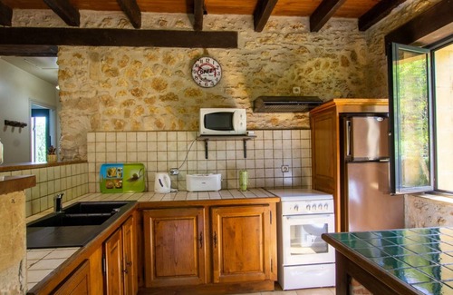 Monplaisant Cottage | Charming Stone House in Périgord Noir - Fireplace, Garden, Pet-Friendly