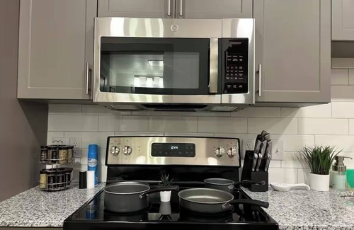 Sherman Apartment | Charming studio apartment with pool, gym, washer dryer, great location