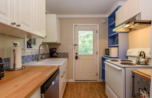 Austin Apartment | Charming Studio Apartment in East Austin - Near Downtown and UT (OL2016046974)