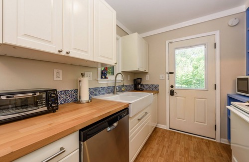 Austin Apartment | Charming Studio Apartment in East Austin - Near Downtown and UT (OL2016046974)