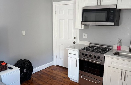 Salem Apartment | Charming studio apartment in lovely down town Salem with WiFi & Cable