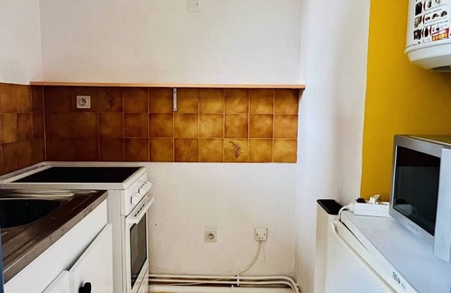 Cambo-les-Bains Apartment | Charming Studio in Cambo-les-Bains with Parking & Modern Amenities