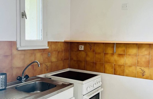 Cambo-les-Bains Apartment | Charming Studio in Cambo-les-Bains with Parking & Modern Amenities