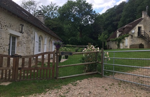 Courcerault Apartment | Charming studio in 17th century farmhouse on working horse farm