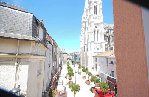 Cholet Apartment | Charming Studio in Historic Residence, Notre Dame View