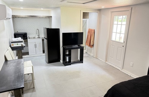Old Seminole Heights Apartment | Charming studio in terrific Tampa with WiFi, AC