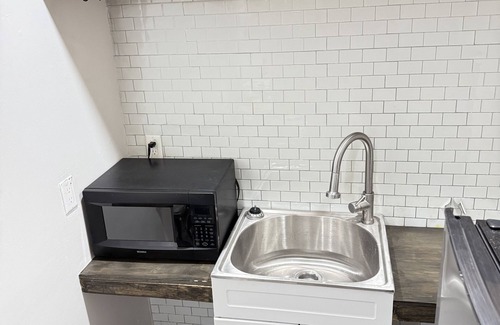 Old Seminole Heights Apartment | Charming studio in terrific Tampa with WiFi, AC