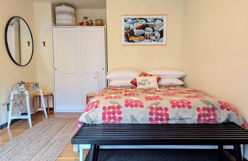 Vashon Island Apartment | Charming studio just a stone's throw from Vashon town.