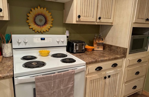 McDonough Apartment | Charming studio. Lake Front view with the most AMAZING sunsets. Poolside oasis!