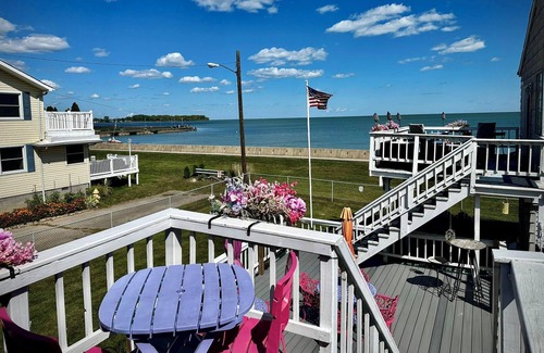 Luna Pier Apartment | Charming studio on the lake with beach access, cozy interior and private entry
