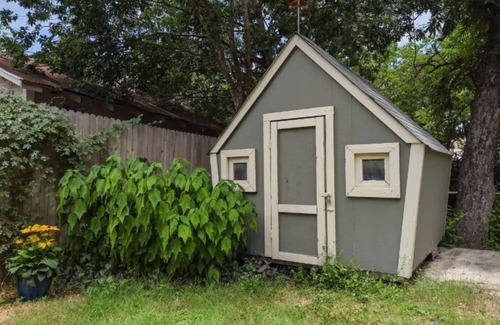 Southtown House | Charming Studio w Deck Garden