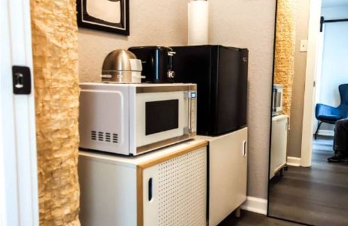 Southtown Apartment | Charming Studio W/deck & Garden