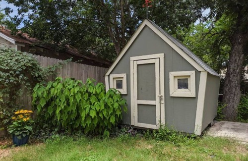 Southtown Apartment | Charming Studio W/deck & Garden