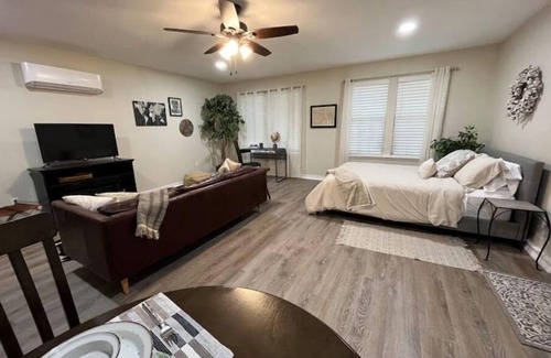 Taylor Hotel | Charming Studio with fireplace